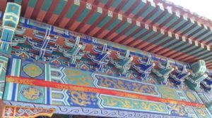 Dou Gong sous le toit avec les motifs de dragon