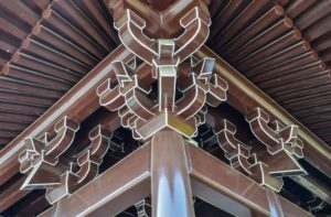 Dou Gong sous un toit traditionnel japonais