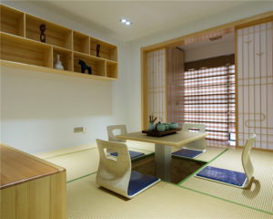 Tatami dans une petite pièce avec table et fauteuils