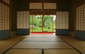 Intérieur d'une maison au japon avec tatami et cloisons